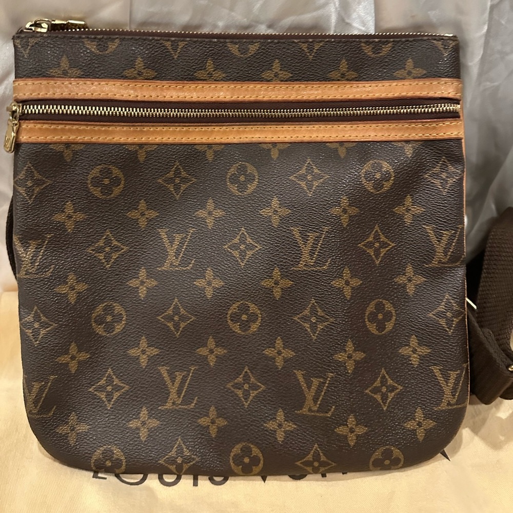 Louis Vuitton Pochette Bosphore in Monogram canvas